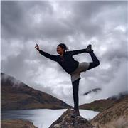 Profesora titulada de hatha yoga, guía clases particulares para personas que deseen cuidar su cuerpo y mente